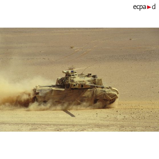 Dans le désert en ZDO (zone de déploiement opérationnel) Olive, un char lourd de combat AMX-30 B2 du 4e RD (régiment de dragons) en manœuvre.