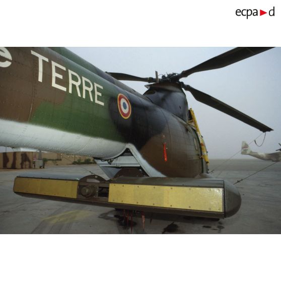 Radar replié d'un hélicoptère de transport Puma Orchidée (observatoire radar cohérent héliporté d'investigation des éléments ennemis) au sol.
