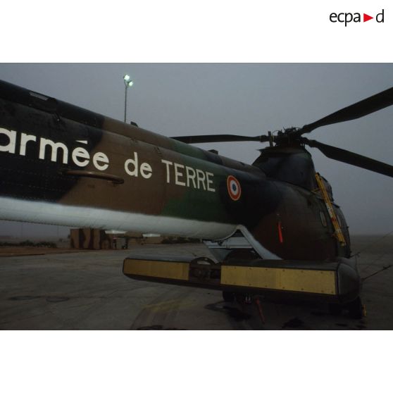 Radar replié d'un hélicoptère de transport Puma Orchidée (observatoire radar cohérent héliporté d'investigation des éléments ennemis) au sol.