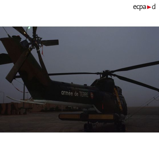 Rotor arrière et radar replié d'un hélicoptère de transport Puma Orchidée (observatoire radar cohérent héliporté d'investigation des éléments ennemis) au sol.