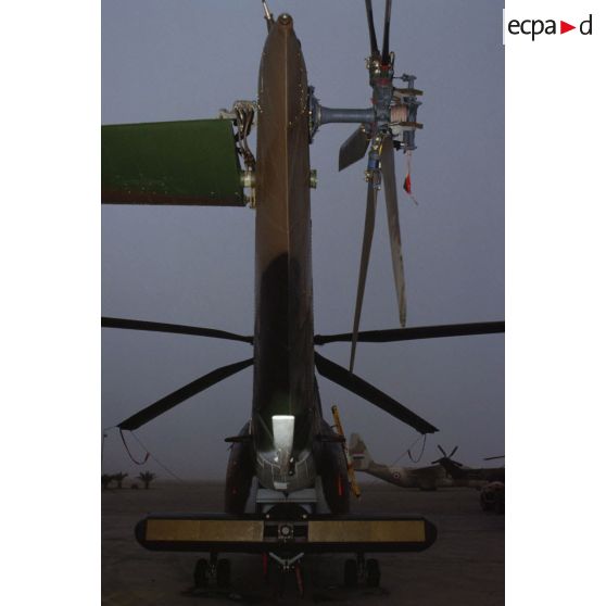 Rotor arrière et radar replié d'un hélicoptère de transport Puma Orchidée (observatoire radar cohérent héliporté d'investigation des éléments ennemis) au sol.