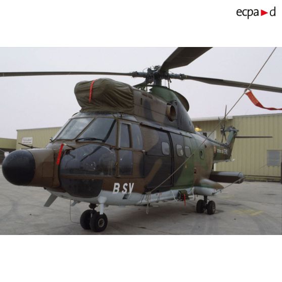 Un hélicoptère de transport Puma Orchidée (observatoire radar cohérent héliporté d'investigation des éléments ennemis) au sol.