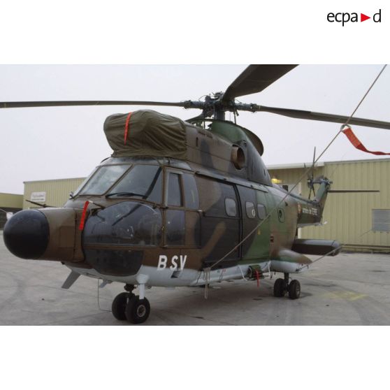 Un hélicoptère de transport Puma Orchidée (observatoire radar cohérent héliporté d'investigation des éléments ennemis) au sol.