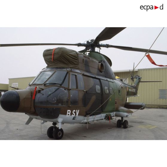 Un hélicoptère de transport Puma Orchidée (observatoire radar cohérent héliporté d'investigation des éléments ennemis) au sol.