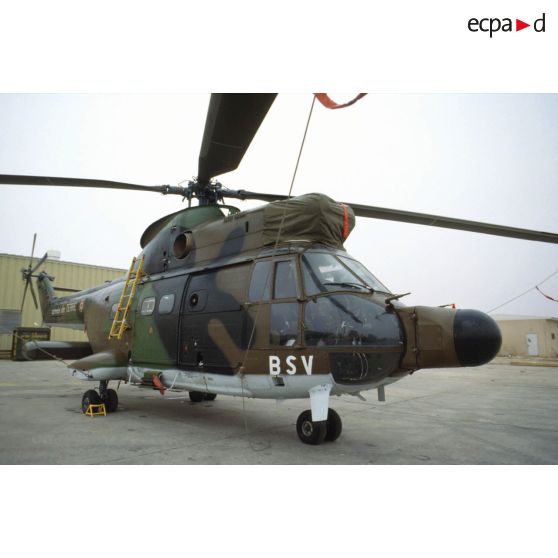 Un hélicoptère de transport Puma Orchidée (observatoire radar cohérent héliporté d'investigation des éléments ennemis) au sol.