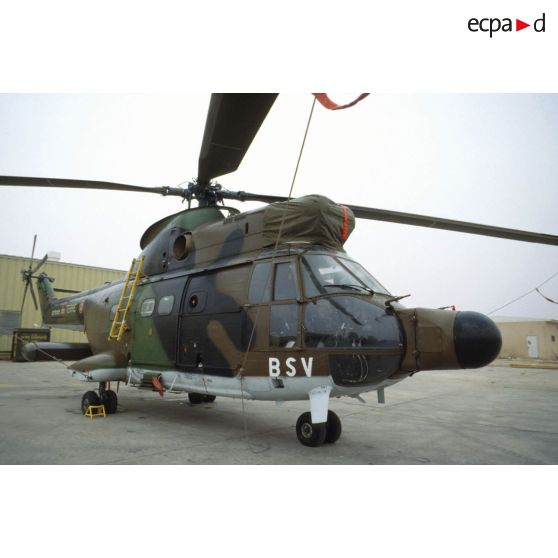 Un hélicoptère de transport Puma Orchidée (observatoire radar cohérent héliporté d'investigation des éléments ennemis) au sol.