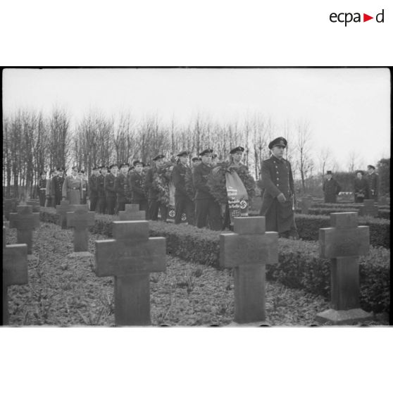 Arrivée de marins transportant des couronnes mortuaires dans le cimetière.