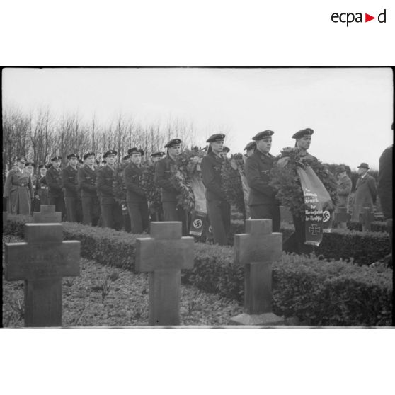 Arrivée de marins transportant des couronnes mortuaires dans le cimetière.