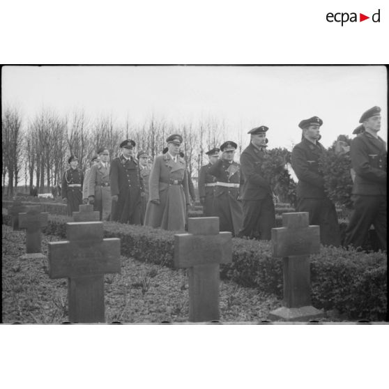 Arrivée de marins transportant des couronnes mortuaires dans le cimetière.