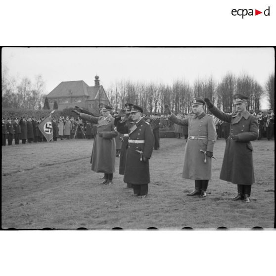 Lors d'une cérémonie d'hommage, des cadres du NSDAP et l'amiral Hermann Densch saluent la croix commémorative.