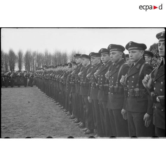 Lors d'une cérémonie d'hommage, l'alignement de marins dans le cimetière.