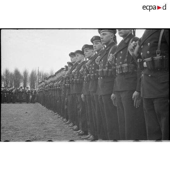 Lors d'une cérémonie d'hommage, l'alignement de marins dans le cimetière.