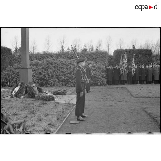 Lors d'une cérémonie d'hommage, deux marins en faction devant la croix du cimetière marin.