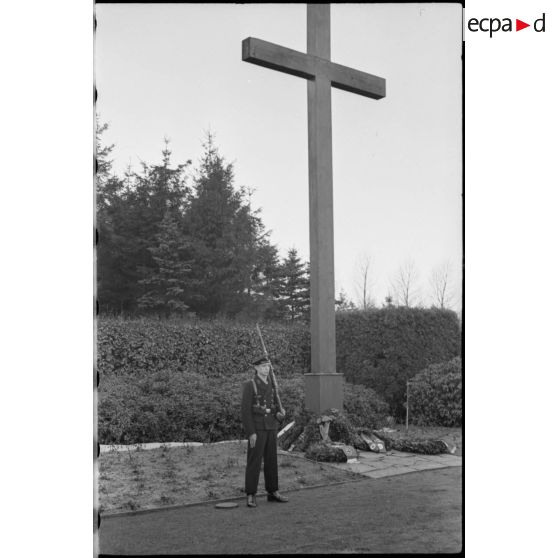 Lors d'une cérémonie d'hommage, deux marins en faction devant la croix du cimetière marin.