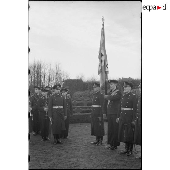 Lors d'une cérémonie d'hommage, la garde au drapeau.