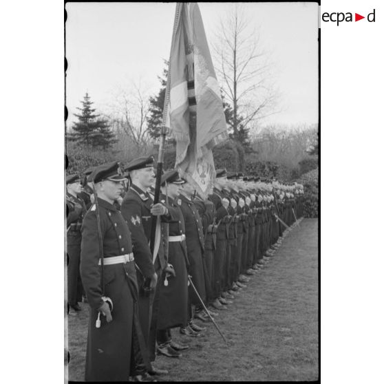 Lors d'une cérémonie d'hommage, la garde au drapeau.