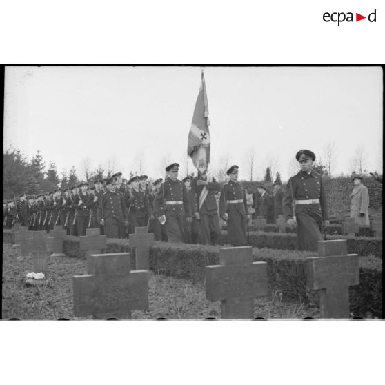 A l'issue d'une cérémonie d'hommage, le départ du détachement de la Kriegsmarine, suivi par des anciens combattants.