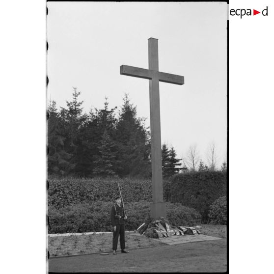Lors d'une cérémonie commémorative, deux marins allemands montent la garde.