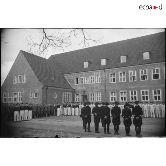 Discours d'un officier à des élèves d'une école navale.