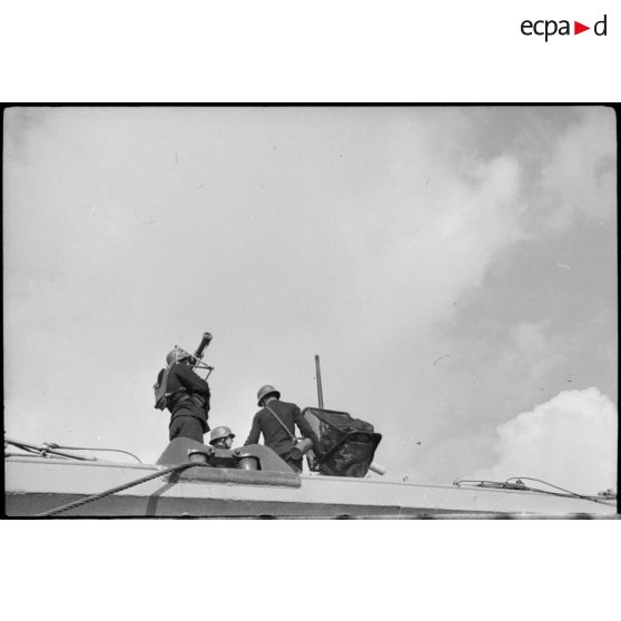 Une pièce de DCA (2 cm FlaK) et son télémètre.