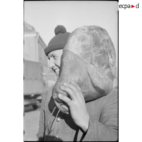 Chargement de denrées pour les marins d'un bâtiment de surface.