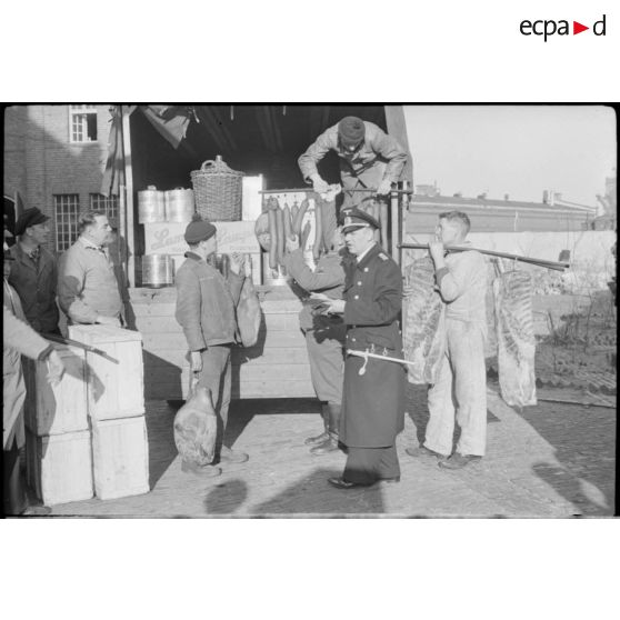 Chargement de denrées pour les marins d'un bâtiment de surface.