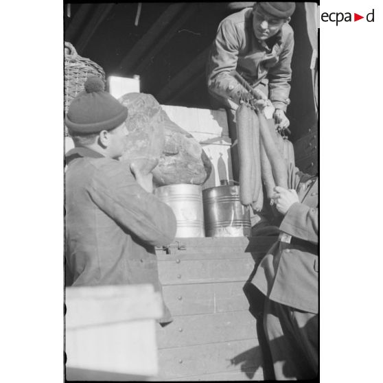 Chargement de denrées pour les marins d'un bâtiment de surface.