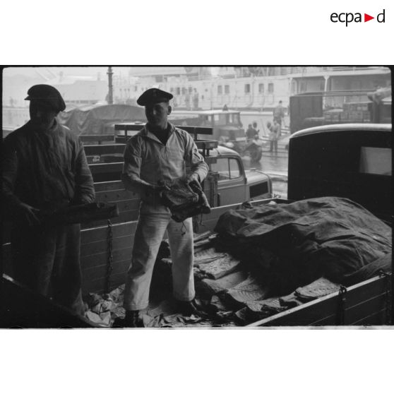 Chargement de denrées pour les marins d'un bâtiment de surface.