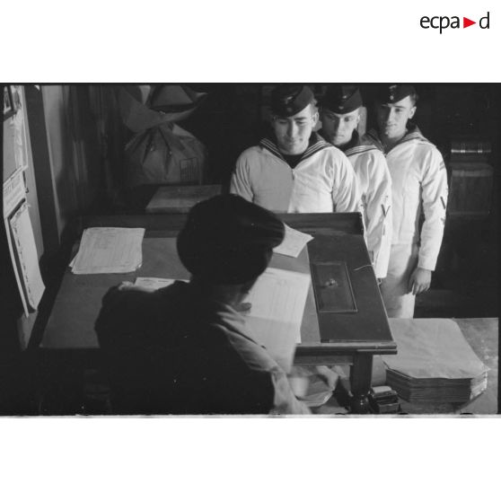 Des marins allemands au sein d'un magasin d'approvisionnement.