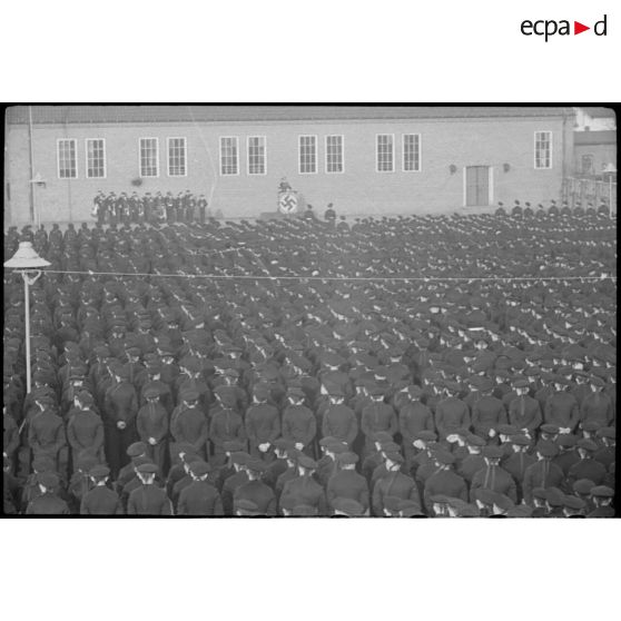 Messe dirigée par un aumonier de la Kriegsmarine.