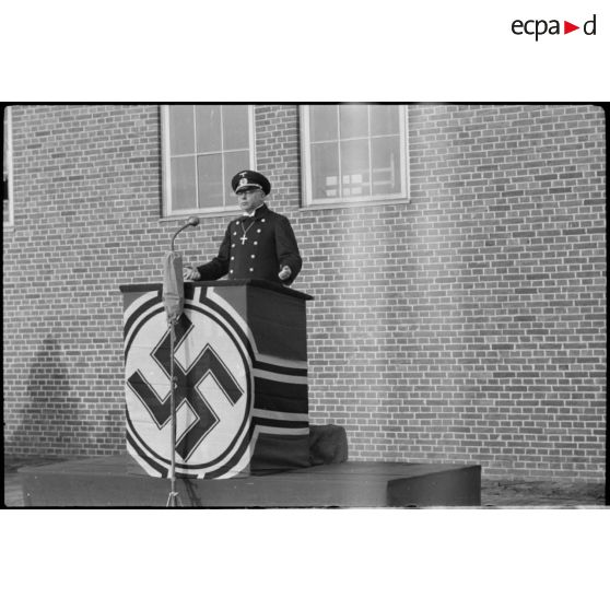 Messe dirigée par un aumonier de la Kriegsmarine.