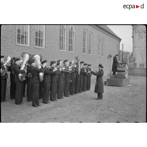 Un détachement de la musique de la Kriegsmarine rythme une messe dirigée par un aumonier militaire de la marine allemande.