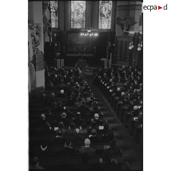 Messe en l'honneur des marins allemands de 14-18, un cercueil est couvert de deux drapeaux, celui de la marine impériale et celui du IIIe Reich, ce dernier est orné de la croix gammée.
