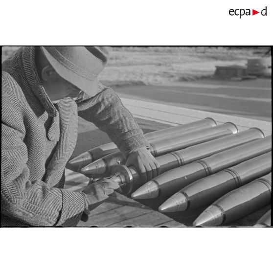 Fixation ou réglage des percuteurs sur des obus par un personnel civil.