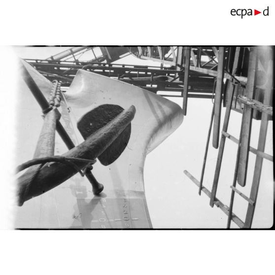 Dans les chantiers navals de la Deschimag à Brême, l'assemblage d'un navire de surface de grande taille.