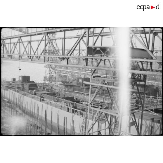 Dans les chantiers navals de la Deschimag à Brême, l'assemblage d'un navire de surface de grande taille.