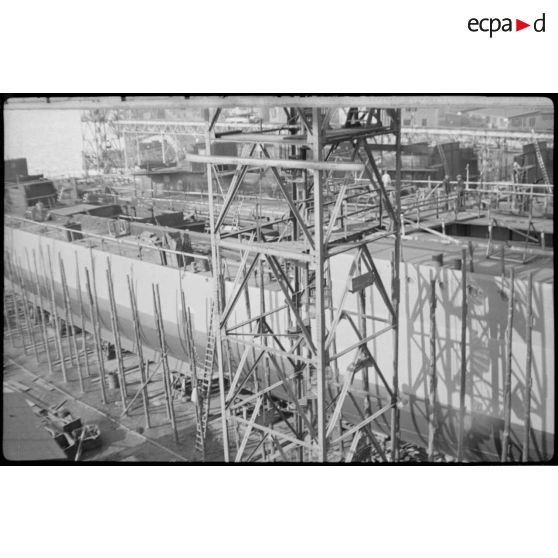 Dans les chantiers navals de la Deschimag à Brême, l'assemblage d'un navire de surface de grande taille.