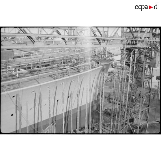 Dans les chantiers navals de la Deschimag à Brême, l'assemblage d'un navire de surface de grande taille.