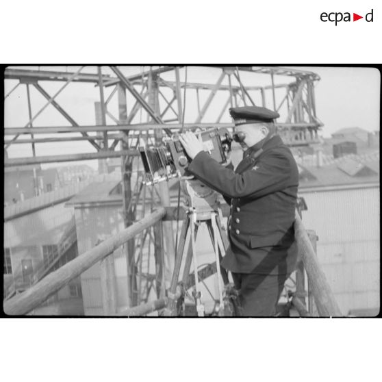Présence d'un caméraman de la Kriegsmarine filmant les chantiers navals de Brême.