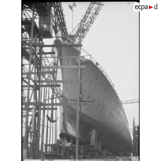 Dans les chantiers navals de la Deschimag à Brême, l'assemblage d'un navire de surface de grande taille.