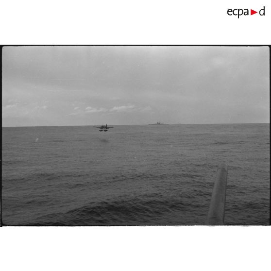 Catapultage d'un hydravion Ar-196-A, embarqué à bord du Scharnhorst.