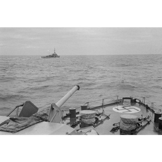 Lors d'une patrouille en mer à bord d'un dragueur de mines, un briseur de blocus (Sperrbrecher) orné d'un camouflage peint sur sa coque.