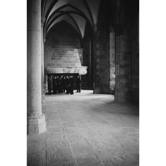 La visite de l'abbaye du Mont-Saint-Michel : le scriptorium ou salle des chevaliers.