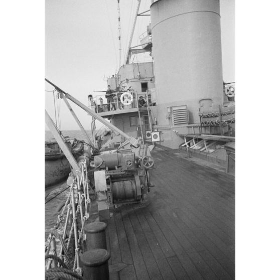 Activités à bord d'un bâtiment de surface de la Luftwaffe, il pourrait s'agir du Flugsicherungsschiff Richhofen.