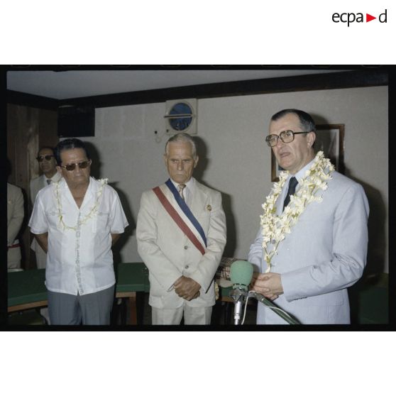 Visite à la mairie de Faaa, où le ministre de la Défense est accueilli par Alfred Helm, maire de la commune.[Description en cours]