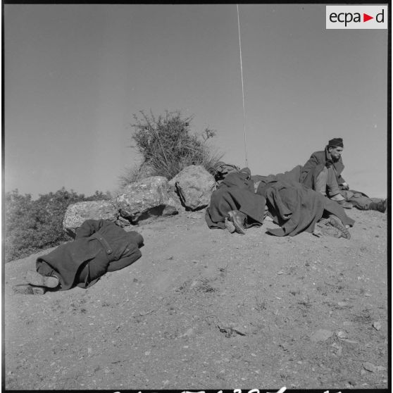 Un groupe de soldats se repose sur les hauteurs.