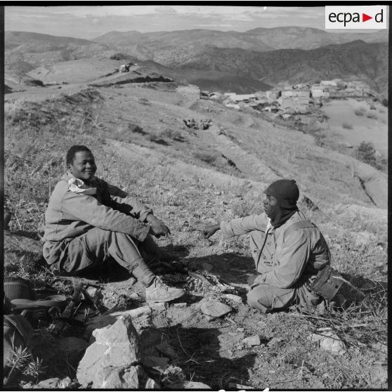 Des tirailleurs de la 6e compagnie du 2/IIe RIC se réchauffent.