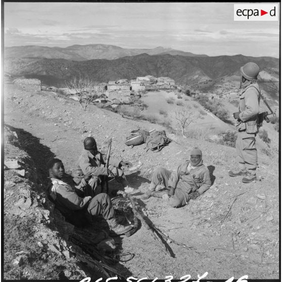 Des tirailleurs de la 6e compagnie du 2/IIe RIC se réchauffent.