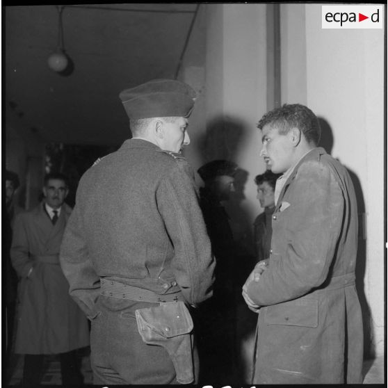 Un prisonnier discute avec un capitaine.