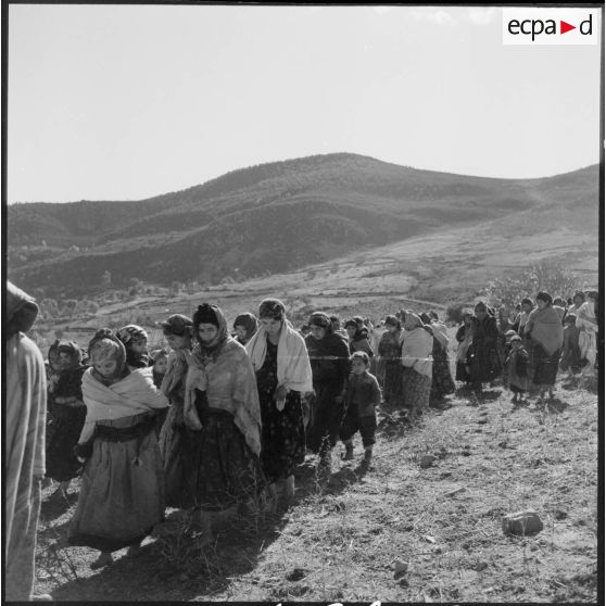 Les populations civiles des environs des douars de Zait-Garetz et de Taourirt Ighlil sont rassemblées.